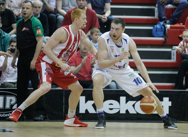 2. semifinále basketbalové Kooperativa NBL mezi BK JIP Pardubice (v bíločerném) a BK Armax Děčín (v černém).