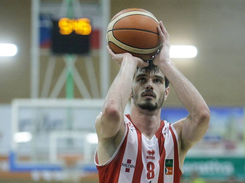 Basketbalové utkání play off Kooperativa NBL mezi BK JIP Pardubice (v bíločerveném) a BK Opava v pardubické hale na Dašické.