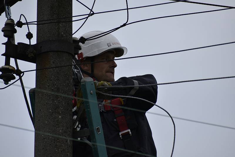 Energetici opravují poruchy v Pardubickém Svítkově, kde spadly dráty na silnici.