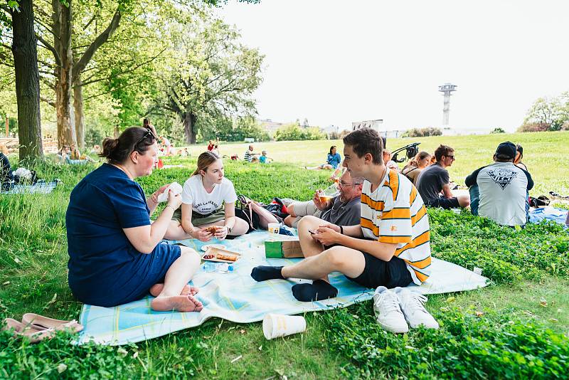 Na pardubický Food Truck Fest se sjely desítky majitelů trucků, kteří si připravili rozmanité nabídky plné tradičního místního jídla i pochutin ze světa.