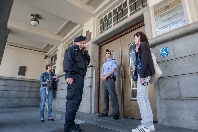 Police v Pardubicích vyklízí úřady magistrátu a krajského úřadu, kde anonym nahlásil bombu. 