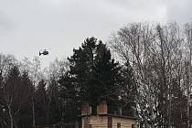 Situace v okolí Poličských strojíren ve 14:00. Na místě je velký počet záchranářů. Vrtulníky stále vozí raněné.