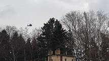 Situace v okolí Poličských strojíren ve 14:00. Na místě je velký počet záchranářů. Vrtulníky stále vozí raněné.