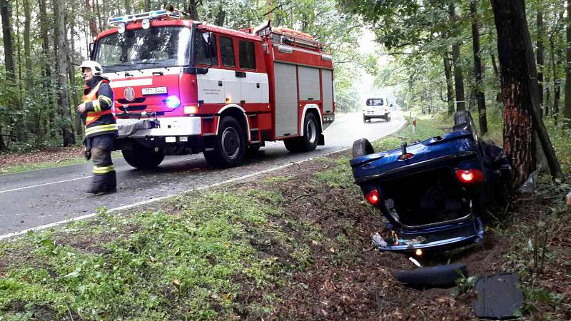 U Břehů u Přelouče skončilo auto na střeše. 