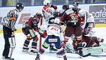 Hokejové utkání Tipsport extraligy v ledním hokeji mezi HC Dynamo Pardubice (v bíločerveném) a HC Sparta Praha (v červeném) v pardudubické enterie areně.