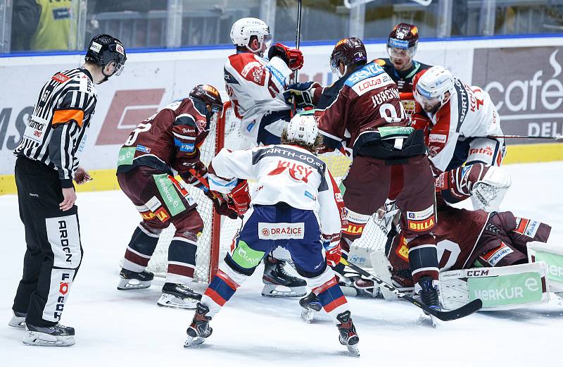 Hokejové utkání Tipsport extraligy v ledním hokeji mezi HC Dynamo Pardubice (v bíločerveném) a HC Sparta Praha (v červeném) v pardudubické enterie areně.