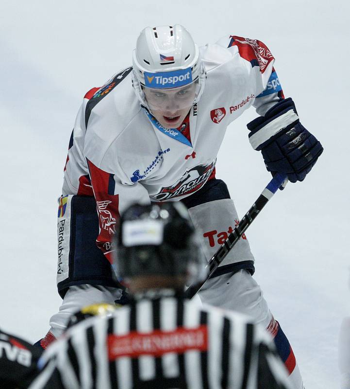 Hokejové utkání Tipsport extraligy v ledním hokeji mezi HC Dynamo Pardubice (bílém) a HC Verva Litvínov (v černožlutém) v pardudubické ČSOB po jišťovna ARENA.