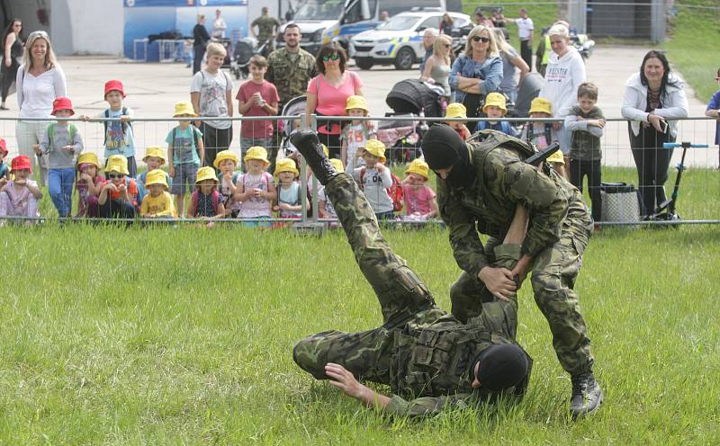 Vojáci 14. pluku logistické podpory na pardubickém letišti připravili speciální dětský den.