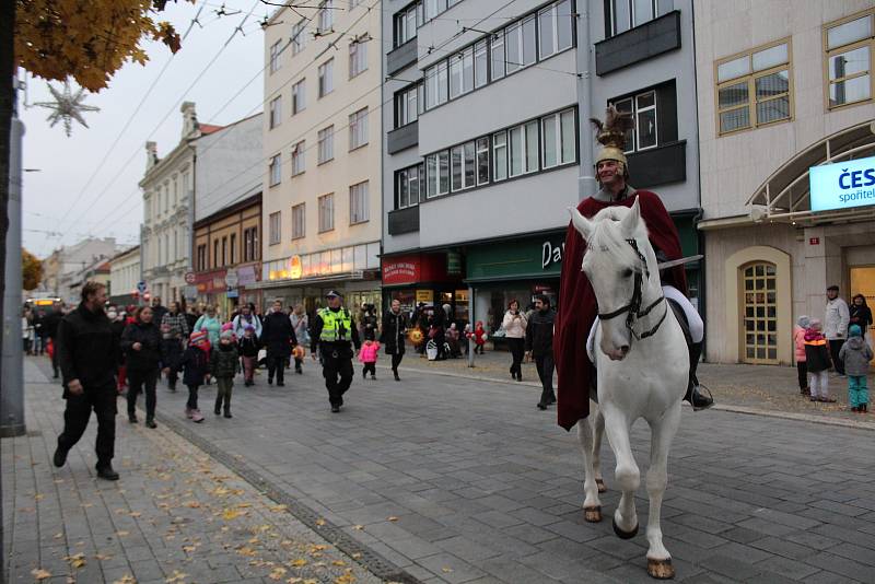 Pranostika o svatém Martinovi, který přijíždí na bílém koni, se letos nevyplnila i tak ho lidé v Pardubicích přivítali.