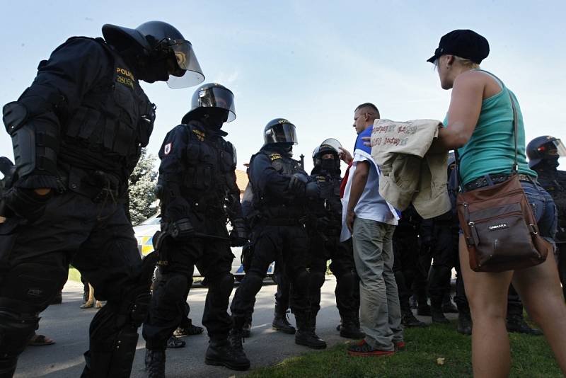 Zadržení opilého kamaráda se demonstrantům nelíbilo. Část z nich dokonce v obci zůstala u místních lidí v jednom z takzvaných soukromých klubů