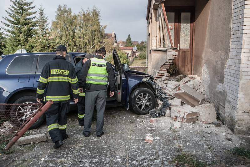 Nehoda Jana Vanáče. Automobil poslal přes dětské hřiště do rodinného domu a utekl. Po nehodě nadýchal 3,35 promile alkoholu.