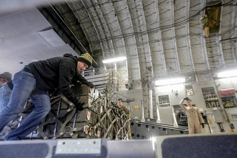 Nakládka munice do letounu Globemaster amerického letectva.