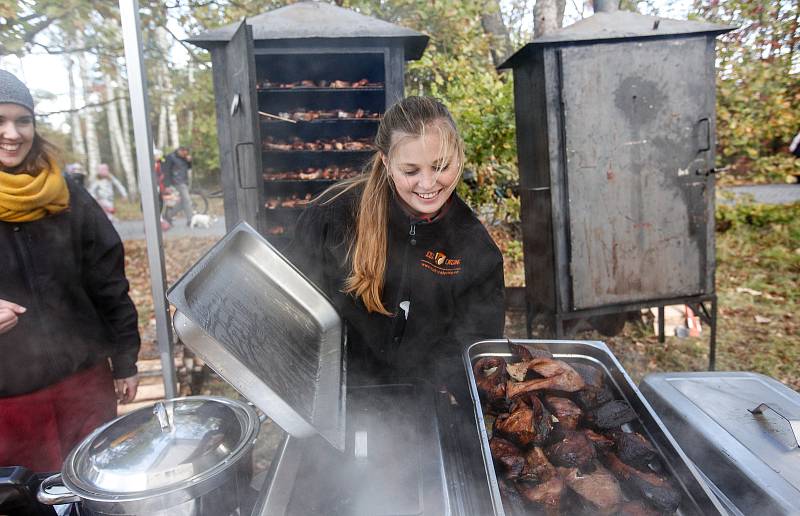 Tradiční výlov v Národní přírodní rezervaci Bohdanečský rybník a rybník Matka. Na hrázi mohli příchozí ochutnat rybí speciality z grilu a udírny.