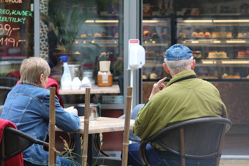 Od pondělí mohou mít restaurace a kavárny otevřené zahrádky. Podmínkou je max. 4 lidi u stolu a potvrzení o negativním testu.