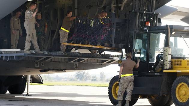 Nakládání munice do letounu Globemaster Kanadského královského letectva.