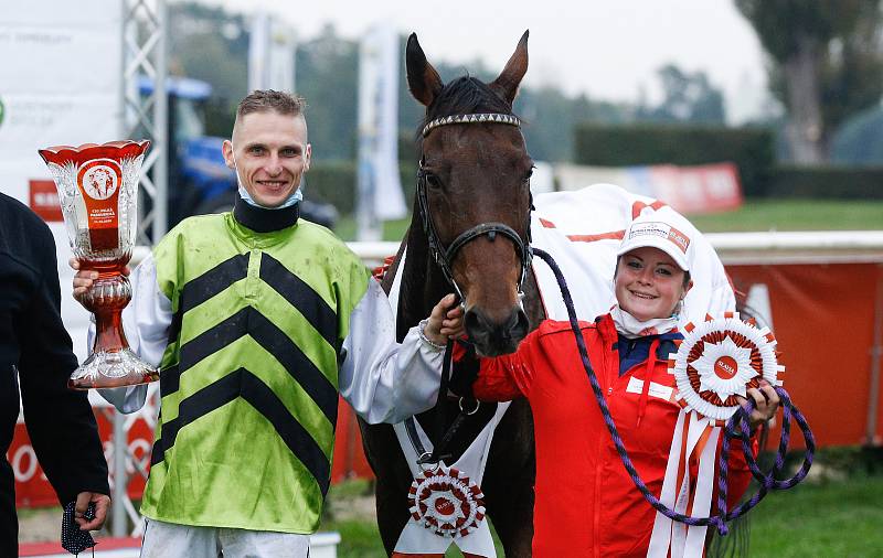 Hegnus s Lukášem Matuským zvítězili ve130. Velké pardubické se Slavia pojišťovnou, která se koná před prázdnými tribunami na pardubickém dostihovém závodišti.