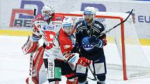 Utkání Tipsport extraligy v ledním hokeji mezi HC Dynamo Pardubice (v bíločerveném) a HC Škoda Plzeň (v černém) v pardubické enterie areně.