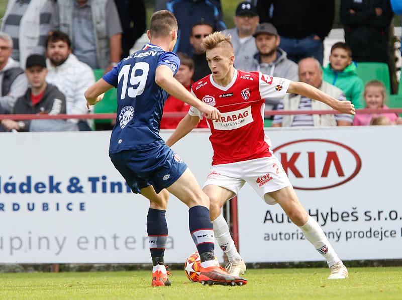 Utkání Fobalové národní ligy mezi FK Pardubice (ve červenobílém) a SK Líšeň ( v modrém) na hřišti pod Vinicí v Pardubicích.