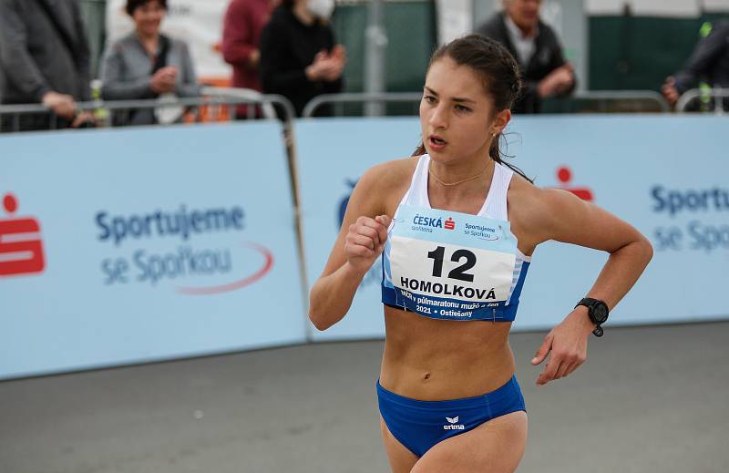 Mistrovství České republiky v půlmaratonu vyhráli Vít Pavlišta (číslo1) a Tereza Hrochová (číslo 11).