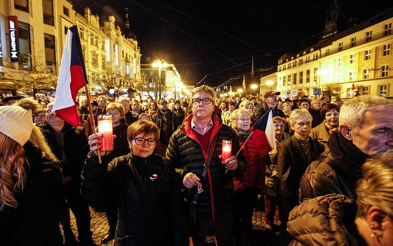 Lidé si připomněli na pardubickém náměstí repuliky před budovou Východočeského divadla 30 let od Sametové revoluce.