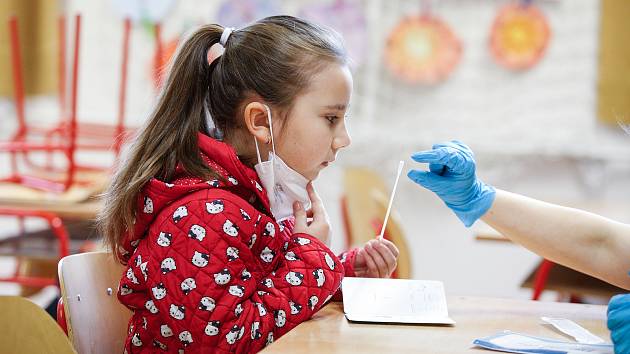 Žáci základních škol se musí samy před vstupem do třídy testovat proti kororonaviru.