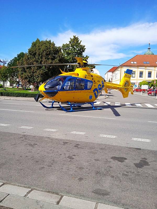 Policisté hledají svědky střetu cyklistů a vozidla Opel.