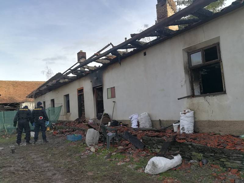 V troskách domu našli hasiči dvě ohořelá těla