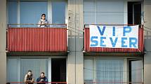 Vítejte na VIP tribuně Sever v Pardubicích. Fanoušci Hradce Králové pro sebe vykoupili na nedělní derby severní tribunu pardubické Tipsport areny. Nezbývá než popřát příjemnou zábavu a hojnou účast v ochozech... 