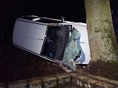 Tragická dopravní nehoda u Stéblové. Náraz do stromu v sobotu v noci nepřežil 47letý řidič.