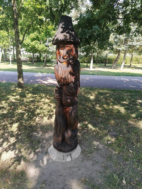 Dřevěné sochy na pardubické Dubině. Foto: Kateřina Špásová