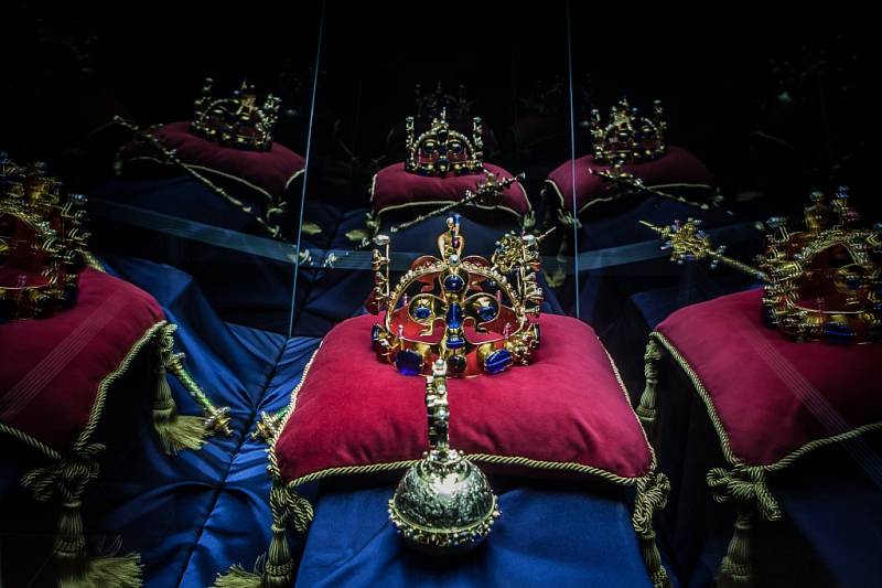 Repliky českých korunovačních klenotů, ale i další poklady nyní návštěvníkům nabízí expozice pardubického zámku.