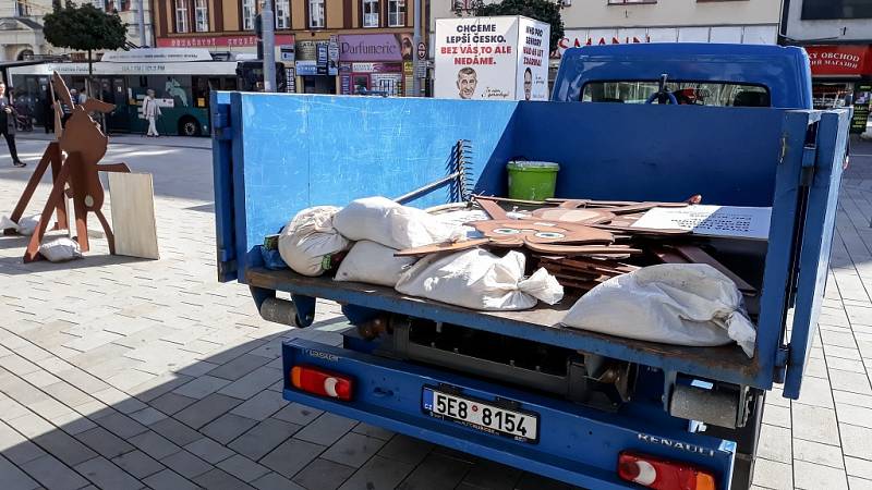 Registrační značka vozu figuruje v majetku města. Králíci na korbě jsou volební bannery současného stastory Petra Králíčka.