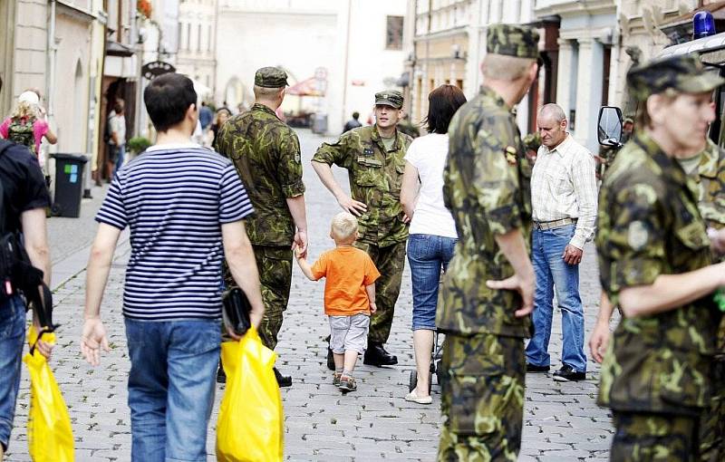 Vojáci se v Pardubicích loučili před odjezdem na misi do Kosova