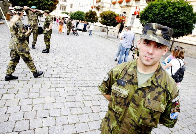 Vojáci se v Pardubicích loučili před odjezdem na misi do Kosova