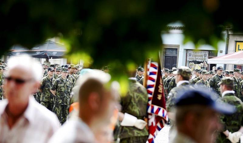 Vojáci se v Pardubicích loučili před odjezdem na misi do Kosova