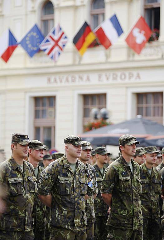 Vojáci se v Pardubicích loučili před odjezdem na misi do Kosova