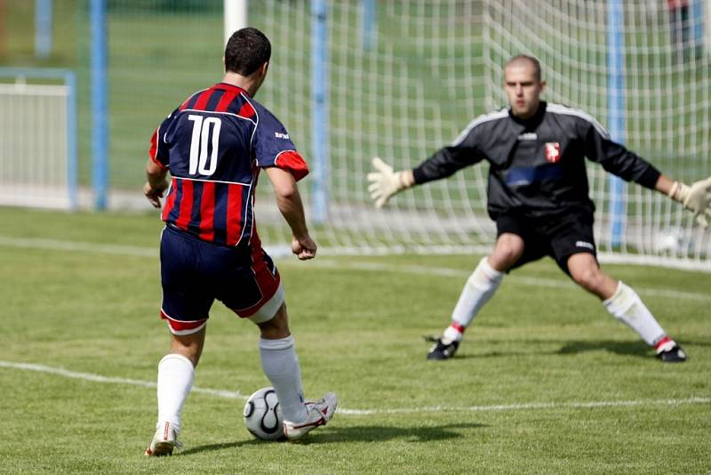 Z fotbalového utkání Krajského přeboru mezi FK AS Pardubice a FC Hlinsko.