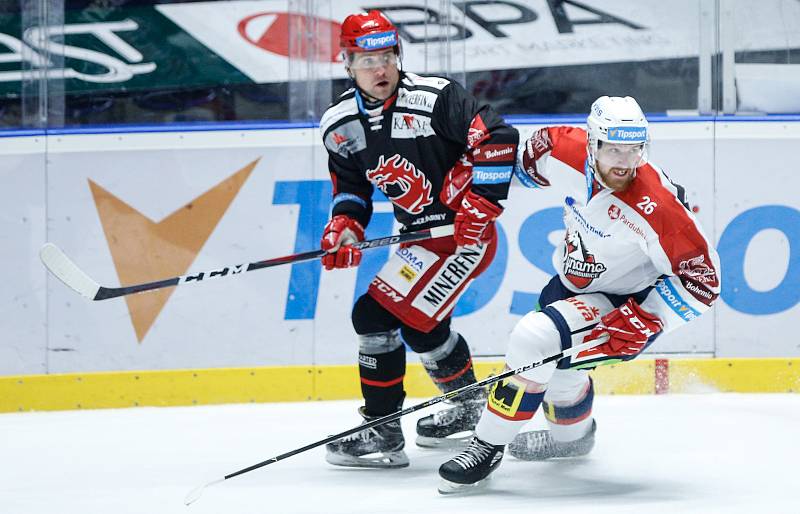 Hokejové utkání Tipsport extraligy v ledním hokeji mezi HC Dynamo Pardubice (v bíločerveném) a HC Oceláři Třinec (v černočerveném) v pardudubické enterie areně.