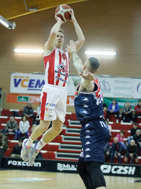 Basketbalové utkání play off Kooperativy NBL mezi BK JIP Pardubice (v bíločerném) a Basket Brno v pardubické hale na Dašické.