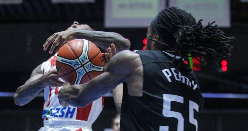 Basketbalové utkání Basketball Champions Legue mezi BK JIP Pardubice (v bíločerveném) a BC Nižnij Novgorod (v černém) v pardubické ČSOB Pojišťovna Areně.