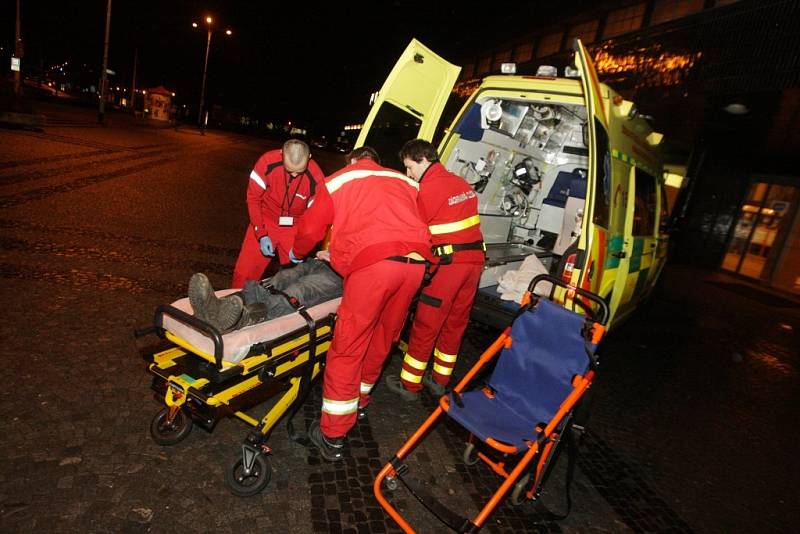 Namol opilý propuštěný trestanec nebyl na svobodě ani dvanáct hodin a zase putoval za mříže. Tentokrát záchytné stanice. Při odchodu z baru se zřítil ze schodů.