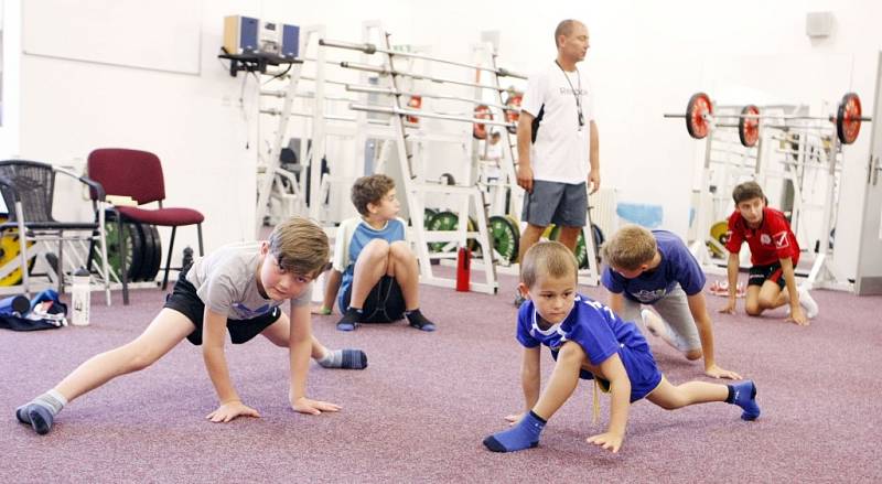 Ani chvíle oddechu. V hokejové škole se mladí sportovci nezastaví, mají hodně pestrý program. 