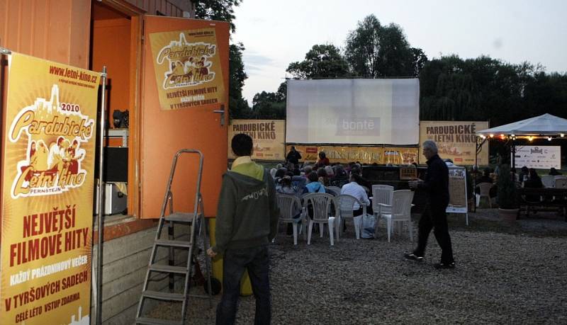 V pardubických Tyršových sadech panovala při úvodních projekcích prázdninového maratonu filmových projekcí pod širým nebem báječná atmosféra. 