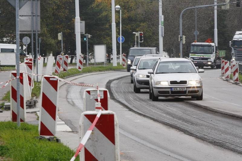 V ulici Na Drážce bude položen nový povrch, takzvaný tichý asfalt.