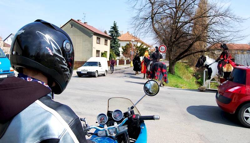 Test autoškoly. Křižovatkou projede první: Za A) Motocykl; za B) osobní automobil; za C) šlechtic na koni