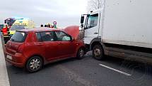 Střet náklaďáku a osobního auta zastavil ve čtvrtek ráno provoz na silnici I/35 u Holic
