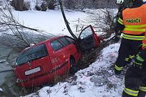 Tři jednotky hasičů vytahovaly dnes dopoledne auto, které se ocitlo v náhonu v Opatovicích nad Labem.