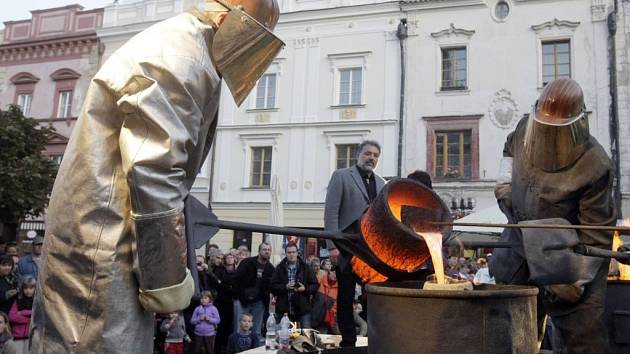 Pro zvonici a pro Thálii. Na Pernštýnském náměstí odlévali zvon