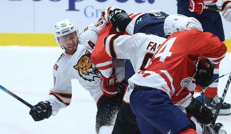 Hokejové utkání Memoriálu Zbyňka Kuséhp mezi HC Dynamo Pardubice (v červeném) a Amur Chabarovsk (v bíločeném) v pardubické ČSOB pojišťovna ARENĚ.