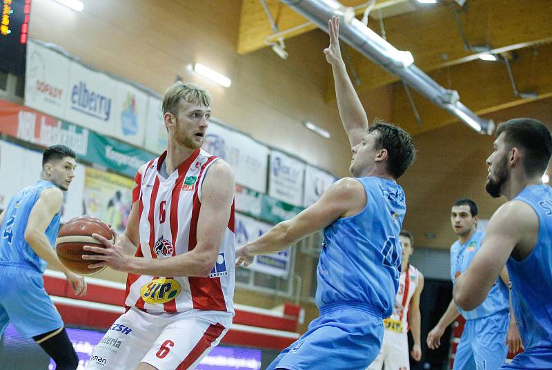 Basketbalové utkání Kooperativy NBL mezi BK JIP Pardubice (v bíločerném) a BK Olomoucko (v modrém) v pardubické hale na Dašické.